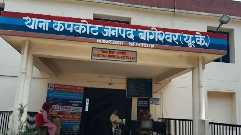 In Bageshwar, the accused of molesting teenage girls by making them stand like a rooster attacked the police