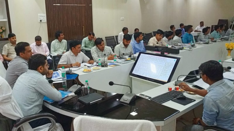 डीएम की समीक्षा बैठक