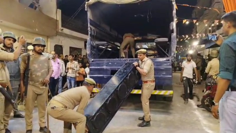 डीजे उठाकर ले जाती पुलिस