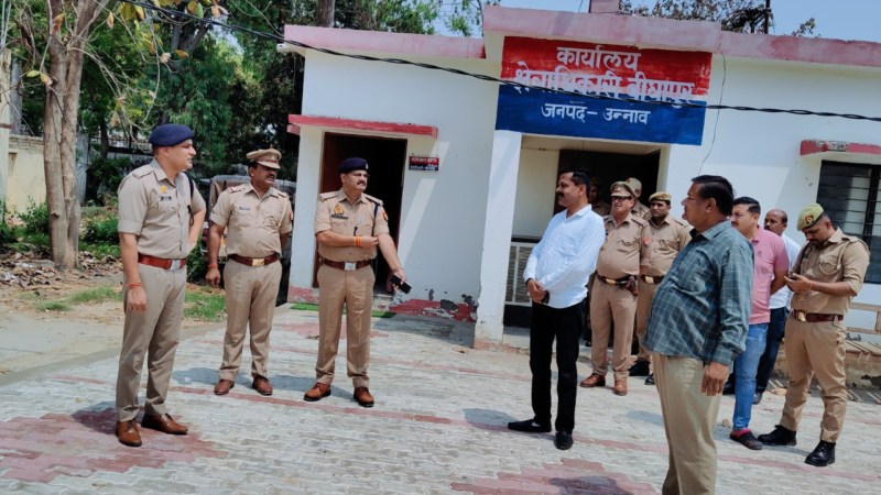 थाना का निरीक्षण करते पुलिस अधीक्षक