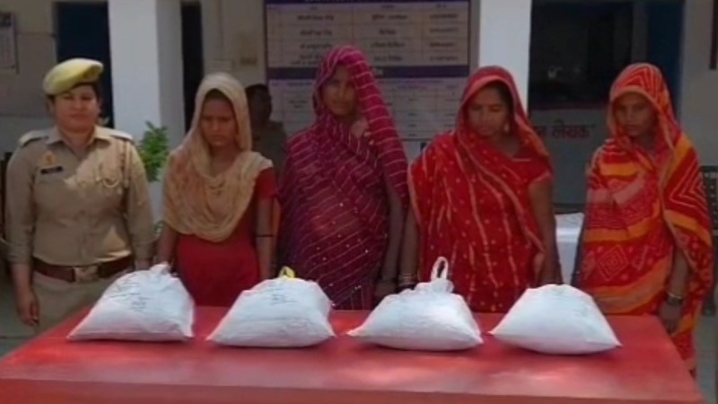 पुलिस की गिरफ्त में गांजा बेचने वाली महिलाएं