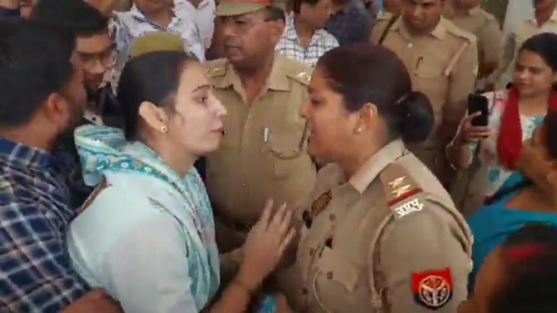 शराब ठेका के खिलाफ महिला परिजनों के साथ पहुंची कलेक्ट्रेट, खौफनाक कदम उठाने का
प्रयास