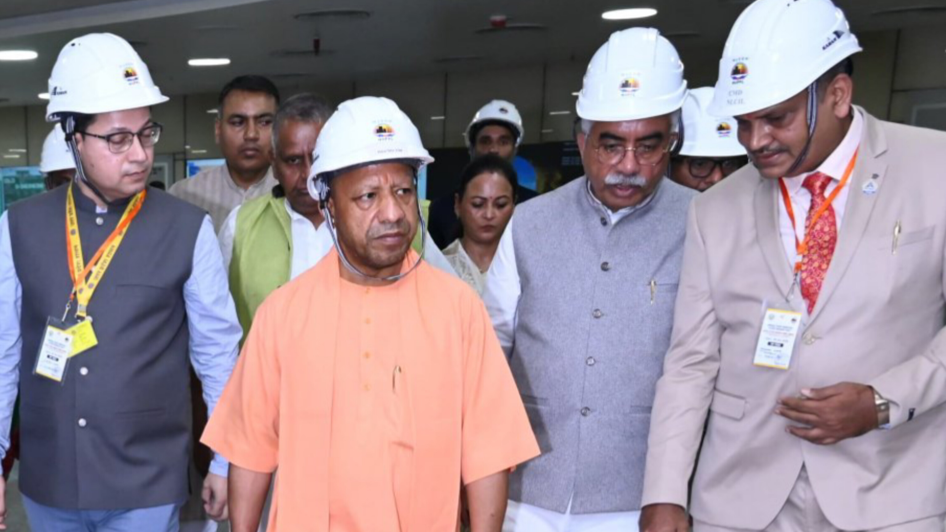 तापीय विद्युत परियोजना का निरीक्षण करते मुख्यमंत्री योगी आदित्यनाथ