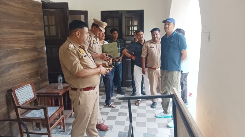 पुलिस लाइन का निरीक्षण करते अपर पुलिस अधीक्षक