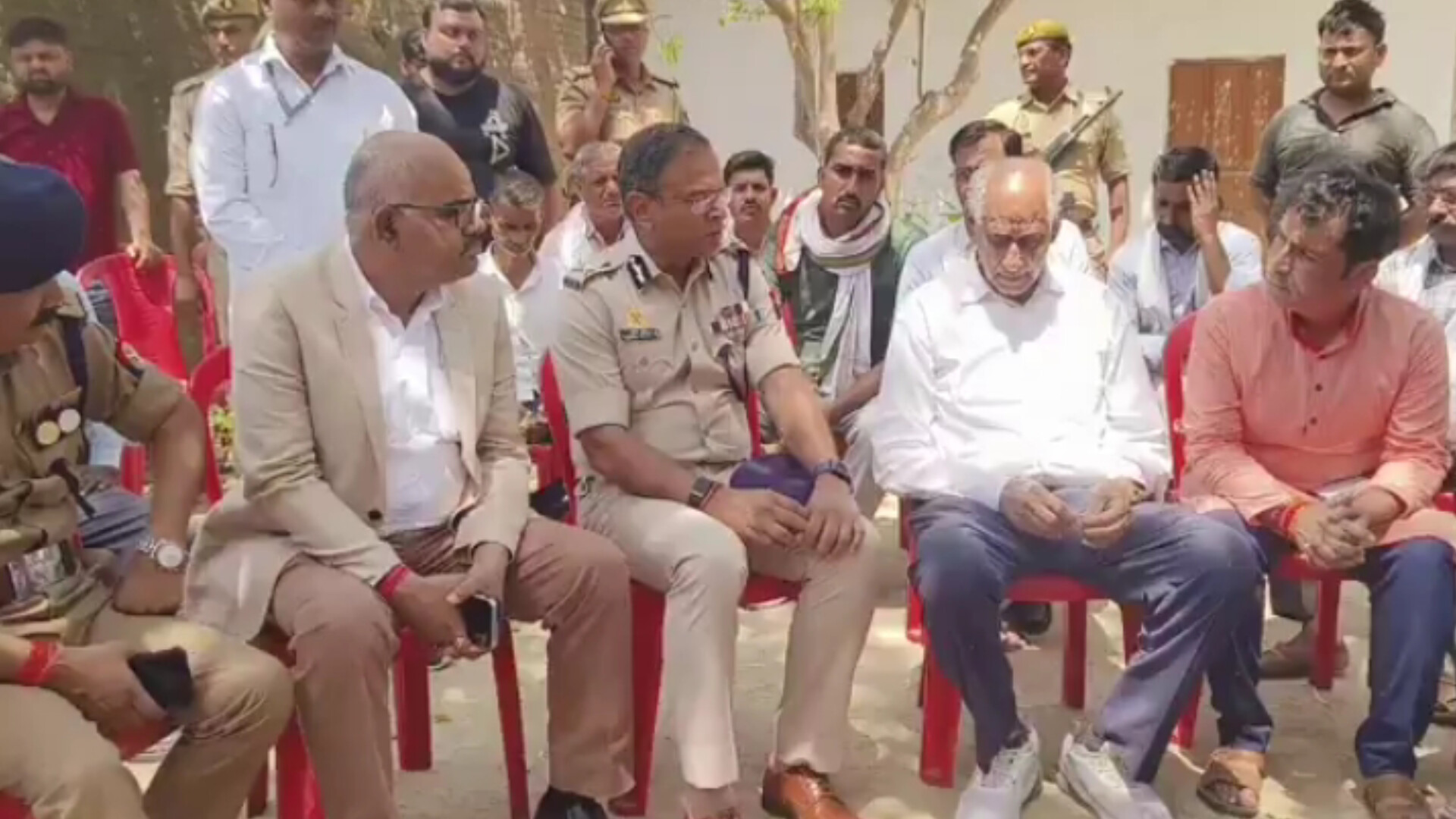 पुलिस कमिश्नर और जिलाधिकारी पहुंचे मृतक शुभम द्विवेदी के घर