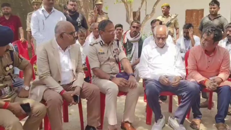 पुलिस कमिश्नर और जिलाधिकारी पहुंचे मृतक शुभम द्विवेदी के घर