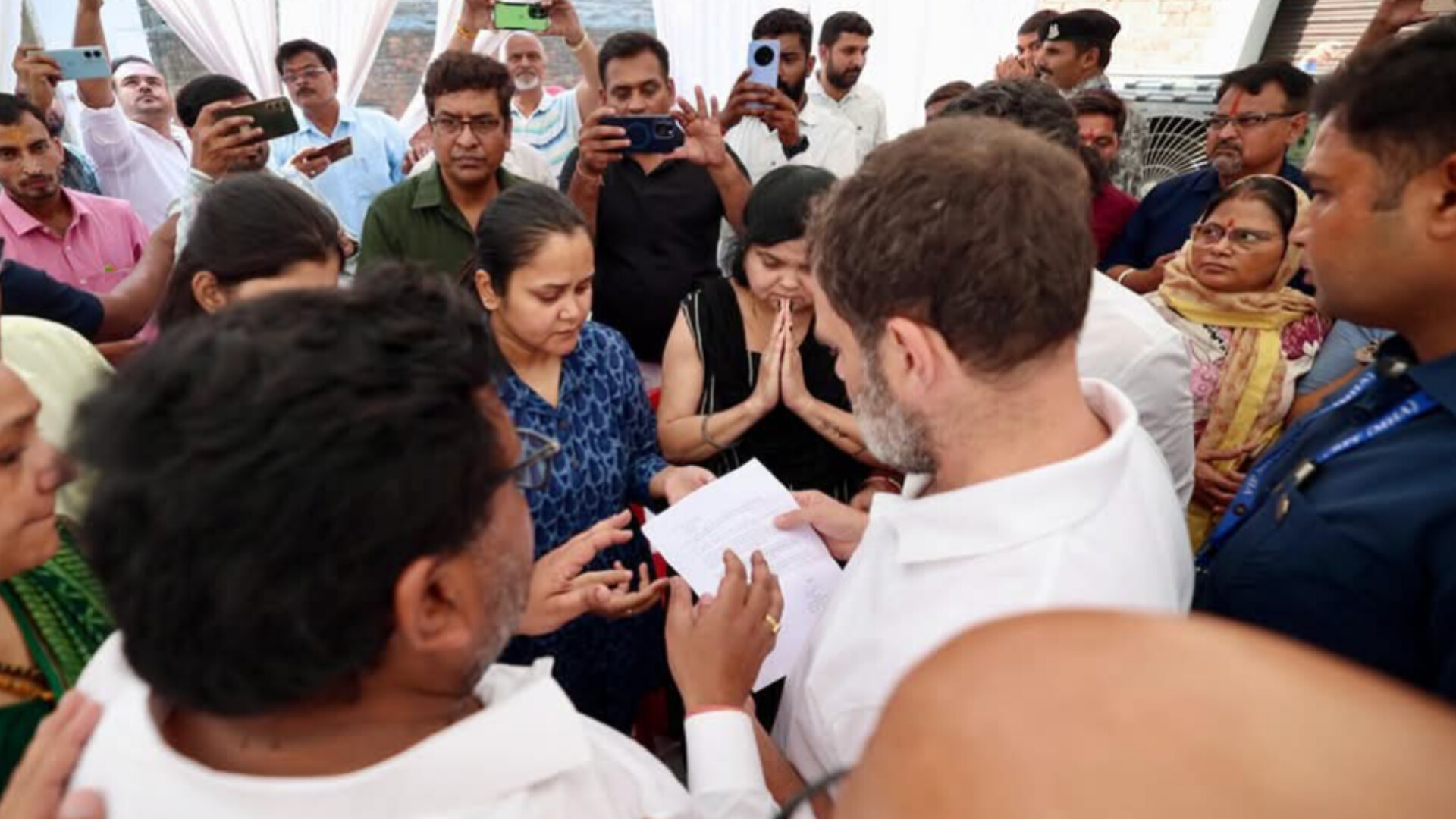 पहलगाम आतंकी हमले में मारे गए शुभम द्विवेदी के परिजनों से मिलते राहुल गांधी