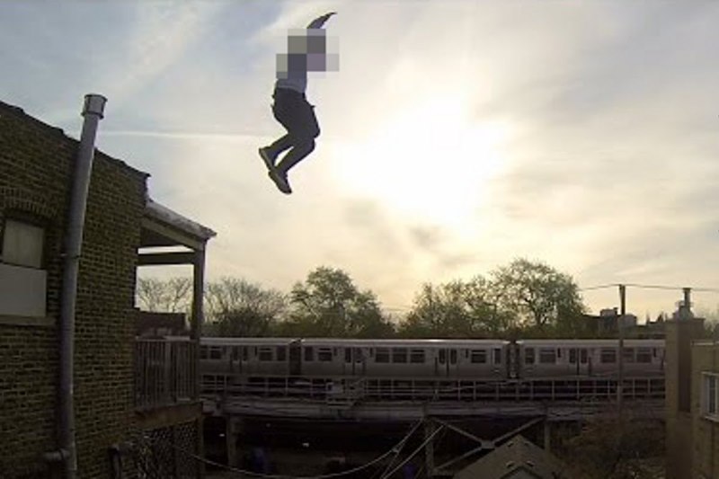 Big incident: पिटाई से पत्नी हो गई बेहोश तो डर से छत से कूद गया पति, हो गई मौत