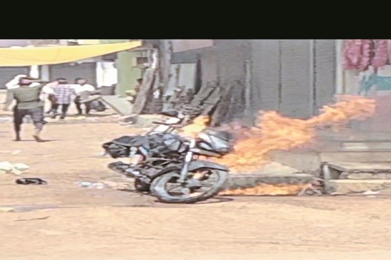 Fire Accident: देखते ही देखते आग का गोला बनी बाइक! तेज लपटों और धुएं से इलाके में फैली सनसनी