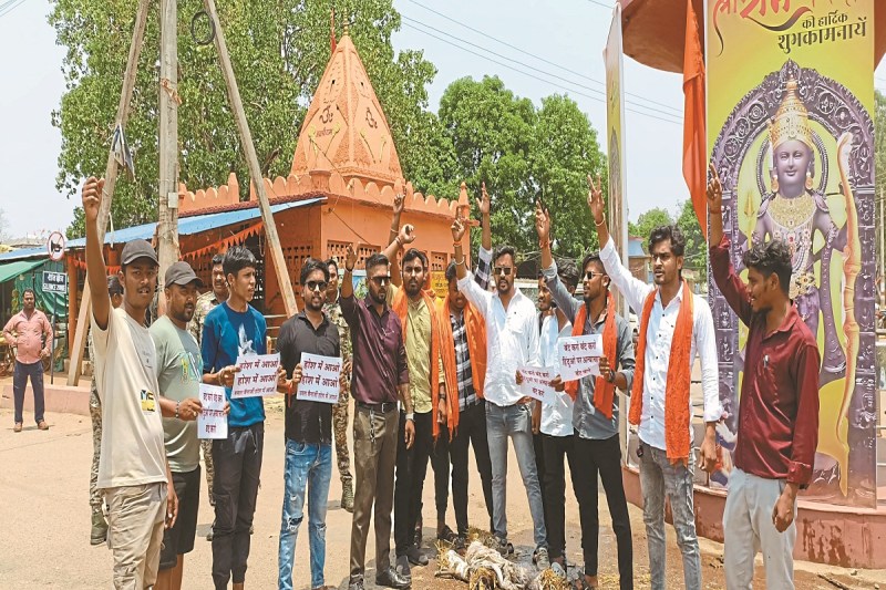 CG News: विश्व हिंदू परिषद और बजरंग दल ने फूंका CM ममता का पुतला, पश्चिम बंगाल में की राष्ट्रपति शासन लगाने की मांग