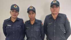 ट्रैक के बीच खड़ी हुई महिला, जीवन रक्षक बनीं पुलिस की ‘कालिकाएं’ - image