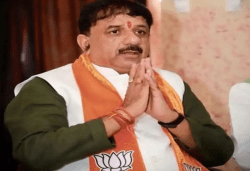 बीजेपी सांसद का बड़ा बयान- भोपाल में मुस्लिम बढ़े, पलायन कर रहे हिंदु, मकान-दुकान
बेचकर जा रहे लोग - image