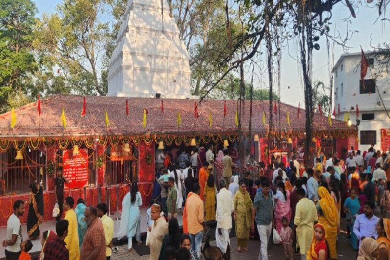 Chain snatching: महामाया मंदिर में पूजा करने गई महिला के गले से सोने की चेन पार, बाइक की भी चोरी