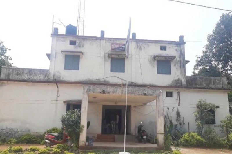 Woman beaten with shoes: महिला थाना के सामने दामाद ने बाल पकडक़र सास को जमीन पर पटका, फिर जूते से की पिटाई