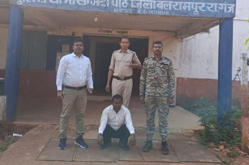 Naxalite arrested: बलरामपुर और झारखंड में बड़ी घटनाओं में शामिल रहा नक्सल एरिया कमांडर राजेंद्र सिंह खैरवार गिरफ्तार