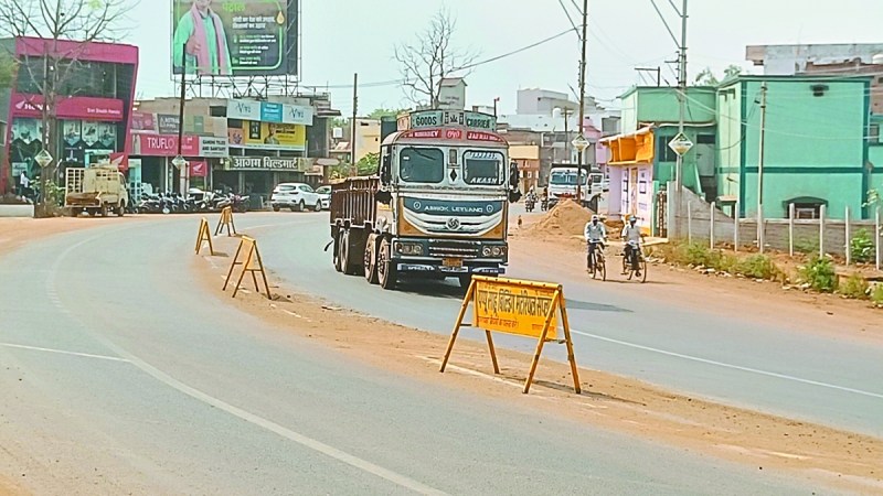 बालोद जिला मुख्यालय में नेशनल हाइवे का हाल बेहाल है। यहां डिवाइडर का प्रावधान है, लेकिन अभी तक बना नहीं है। डिवाइडर निर्माण की मांग के बाद भी शासन ने कोई पहल नहीं की है।