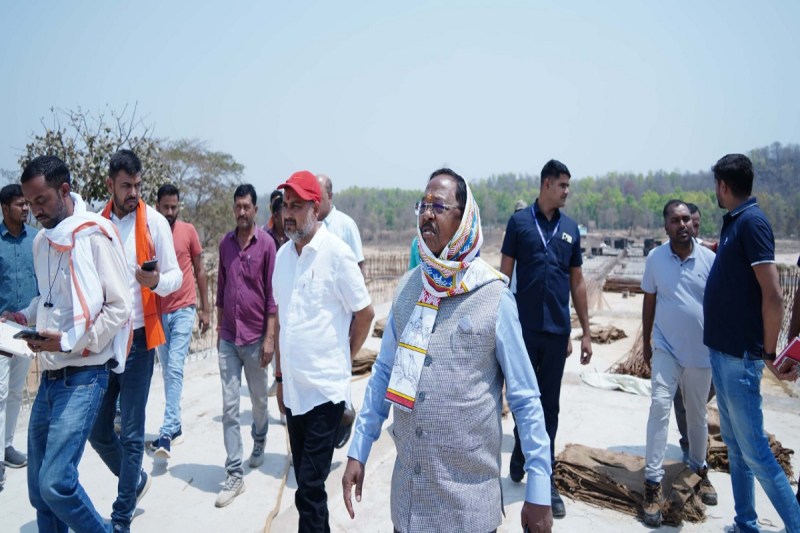 Kanhar bridge: कन्हर नदी पर बन रहा 312 मीटर लंबा पुल, देखने पहुंचे कृषि मंत्री नेताम, अफसरों से सख्त लहजे में कही ये बात