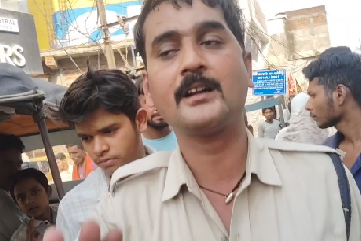 video viral Dial 100 driver beating loading vehicle driver for giving side while driving in katni