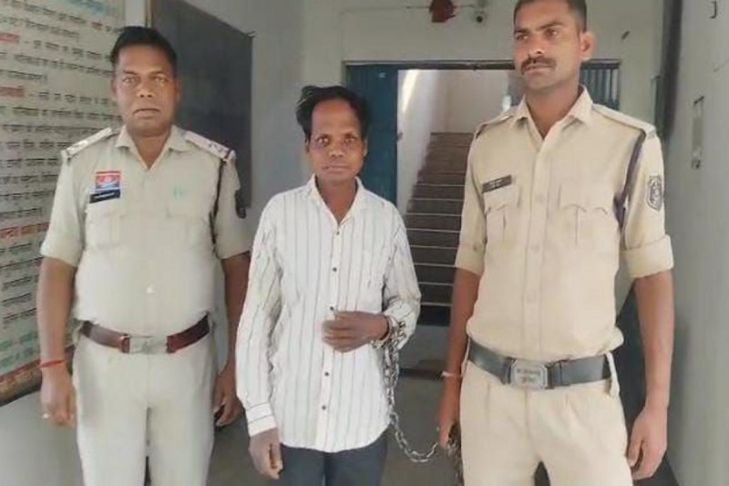 Murder news: नल पर कपड़े धो रही थी भतीजी, अचानक टांगी लेकर पहुंचा चाचा और काट दिया गला