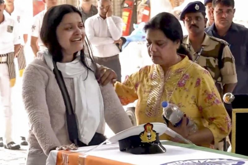 नौ सेना के लेफ्टिनेंट विनय नरवाल के शव पर रोती बिलखती उनकी पत्नी हिमांशी नरवाल।