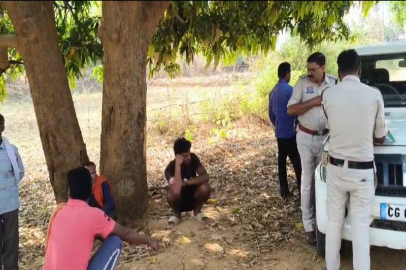 Commits suicide: Video: थाने से लौटकर युवक ने लगाई फांसी, मां ने प्रधान आरक्षक पर 50 हजार रुपए मांगने का लगाया आरोप