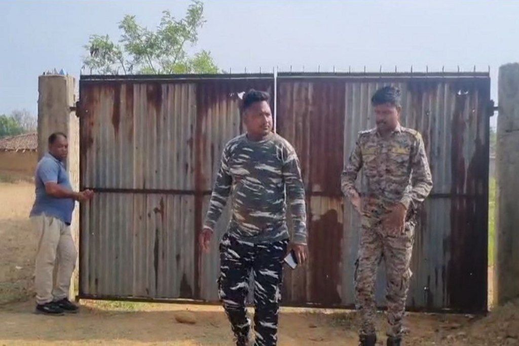 Woman murder: Video: दिनदहाड़े घर में अकेली रही महिला की धारदार हथियार से हत्या, पहुंची पुलिस और डॉग स्क्वायड की टीम