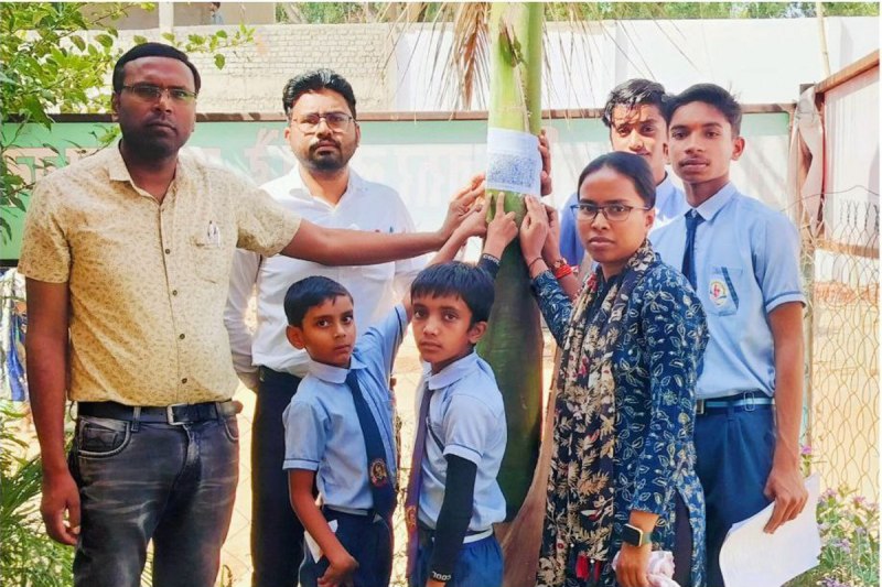 World Earth Day: अब क्यूआर कोड से होगी पेड़-पौधों की पहचान, छात्र-छात्राओं ने चस्पा किया कोड