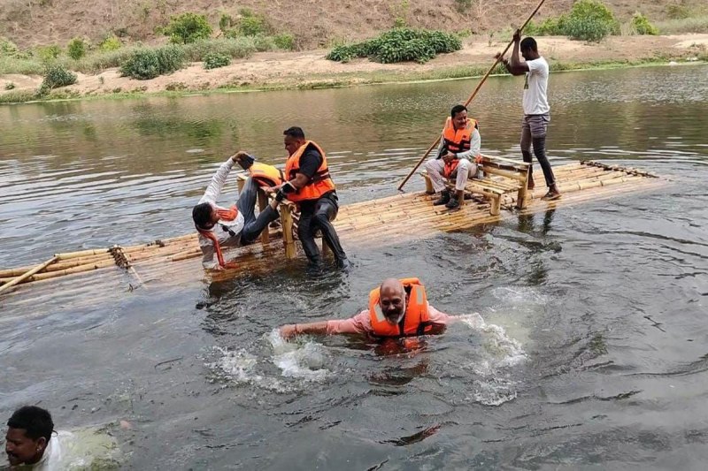 Rafting accident: Video: बंबू राफ्टिंग के दौरान नदी में गिरे भाजपा नेता व स्वास्थ्य मंत्री का सुरक्षाकर्मी, मंत्री बोले- गर्मी बहुत है….