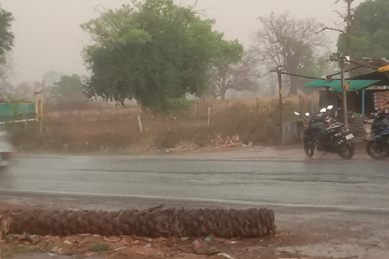 Weather updates: अचानक बदला मौसम का मिजाज, तेज हवाओं और गरज-चमक के साथ हुई मुसलाधार बारिश, गिरे ओले