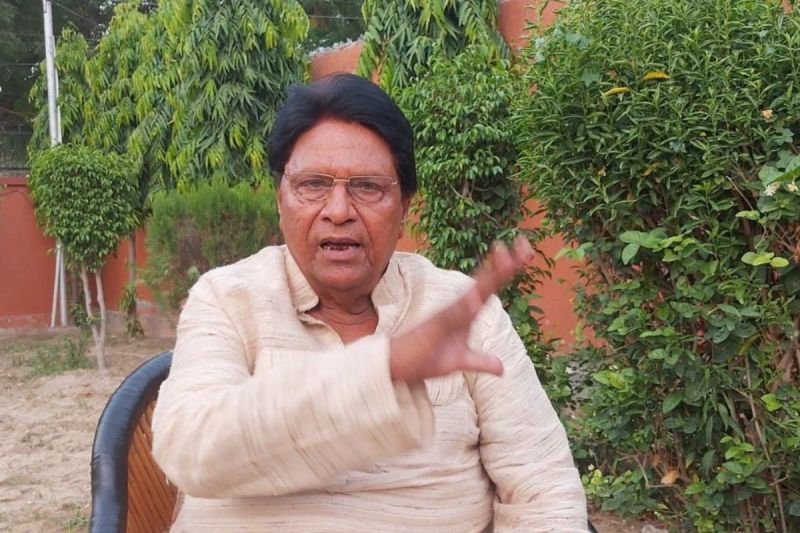 Samajwadi Party’s Rajya Sabha MP, Ramjilal Suman, faced a terrifying attack on his convoy near Gabhana Toll Plaza while on his way to Bulandshahr. Suman alleges a government-backed conspiracy to assassinate him after violent protesters hurled stones and tires at his vehicles. Following the incident, police suspended the local chowki in-charge and a beat constable for negligence. Here's a complete breakdown of the political turbulence shaking Uttar Pradesh.