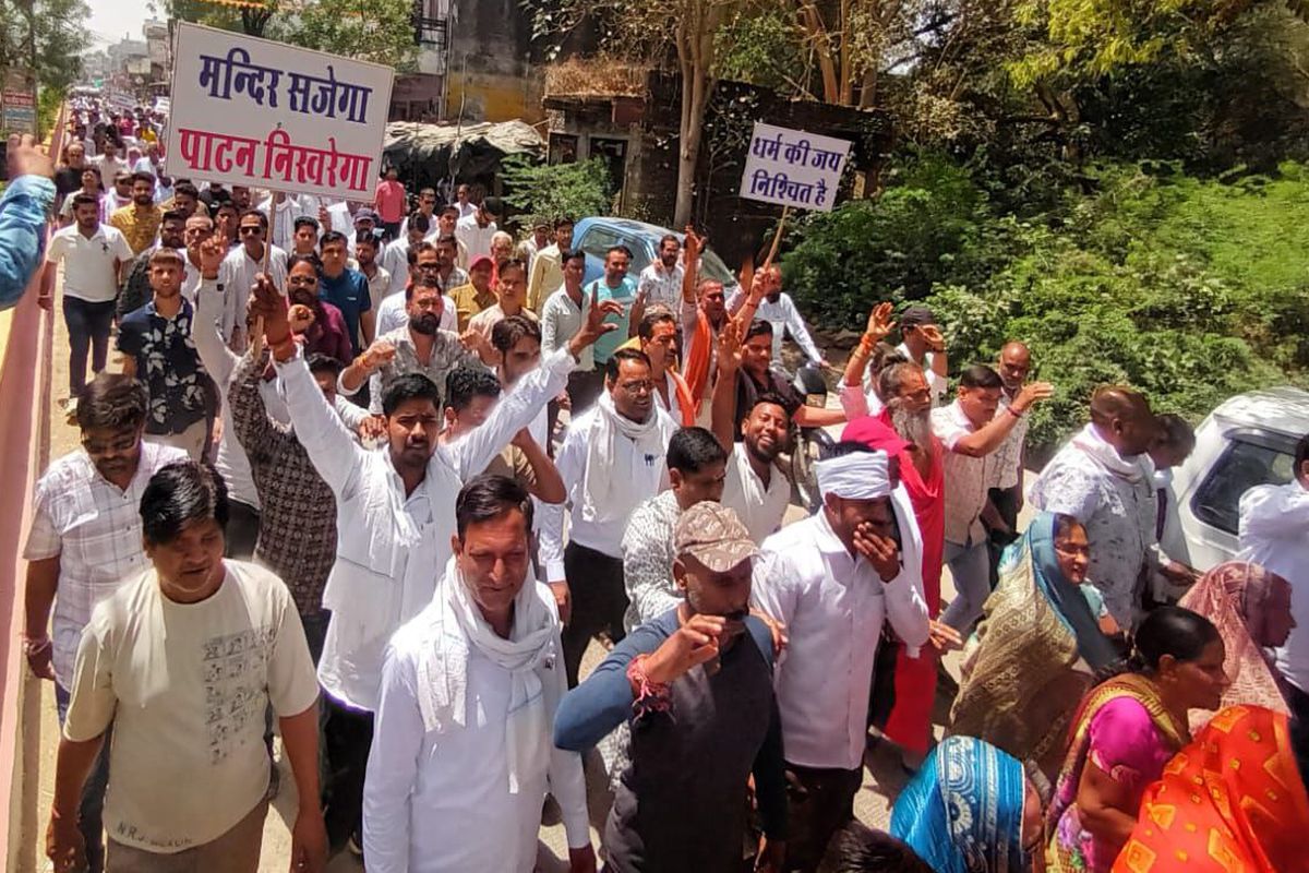 जर्जर हो चुके केशव धाम के जीर्णोद्धार की मांग, प्रदर्शन किया