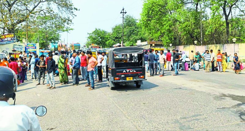 शिक्षक की मौत से भड़के परिजनों ने इंदिरा चौक पर किया चक्काजाम