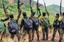 Bijapur Naxal News: हेलीकॉप्टर से उतरे 500 जवानों ने इस पहाड़ी पर किया कब्जा,
नक्सलियों के गढ़ में लहराया तिरंगा, देखें VIDEO - image
