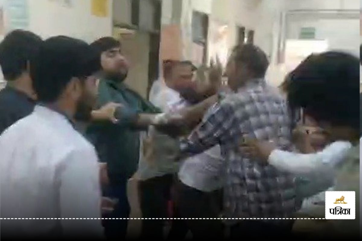 Saharanpur : मरीज की हालत गंभीर बताने पर मेडिकल कॉलेज के चिकित्सकों जमकर मारपीट