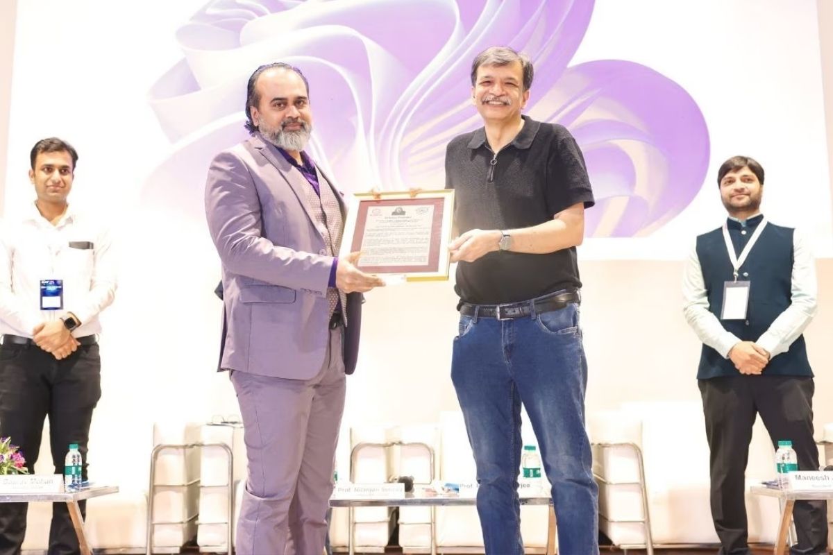 Success Story: सरकारी नौकरी छोड़ अध्यात्मिक गुरु बना रेलवे अफसर, अब आईआईटी दिल्ली ने दिया खास सम्मान