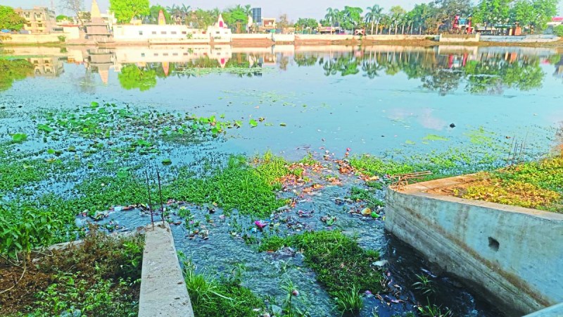 बालोद शहर के तालाबों में निस्तारी के लिए पानी भरना शुरू हो गया है। तालाबों में पानी भरा जा रहा है लेकिन सफाई पर ध्यान नहीं दिया गया। गंगा सागर तालाब में भी गंदगी है। इसकी सफाई कराकर पानी भराना था लेकिन पानी भरना शुरू हो चुका है।