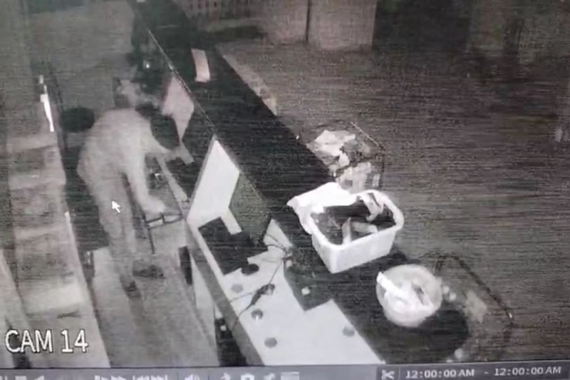 Theft in Mega shop: video: मेगा शॉप का ताला तोडक़र तिजोरी से ले उड़े साढ़े 3 लाख रुपए, 2 चोर CCTV में कैद