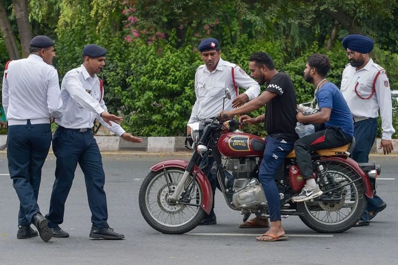 ट्रैफिक नियमों के उल्लंघन पर सख्त जुर्माने और सजा का प्रावधान