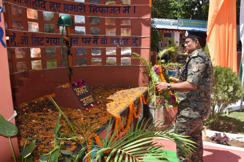 Tribute to Martyrs: ताड़मेटला में शहीद हुए 76 जवानों सीआरपीएफ के जवानों ने शस्त्र-सलामी देकर दी श्रद्धांजलि,