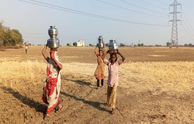 Hand pumps have stopped working, villagers are forced to bring water from the fields, Nal Jal Yojana is closed