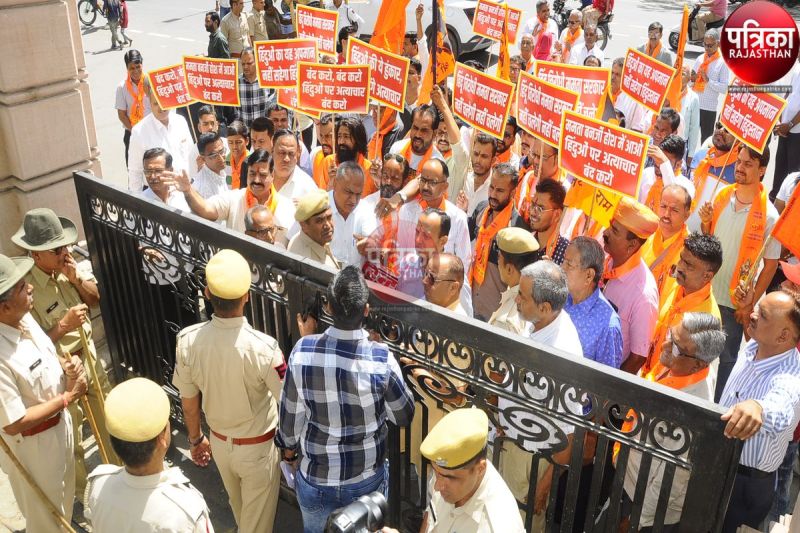 Watch Video : पश्चिमी बंगाल के मुर्शिदाबाद में हिन्दुओं पर हमले का विरोध, राष्ट्रपति के नाम सौंपा ज्ञापन