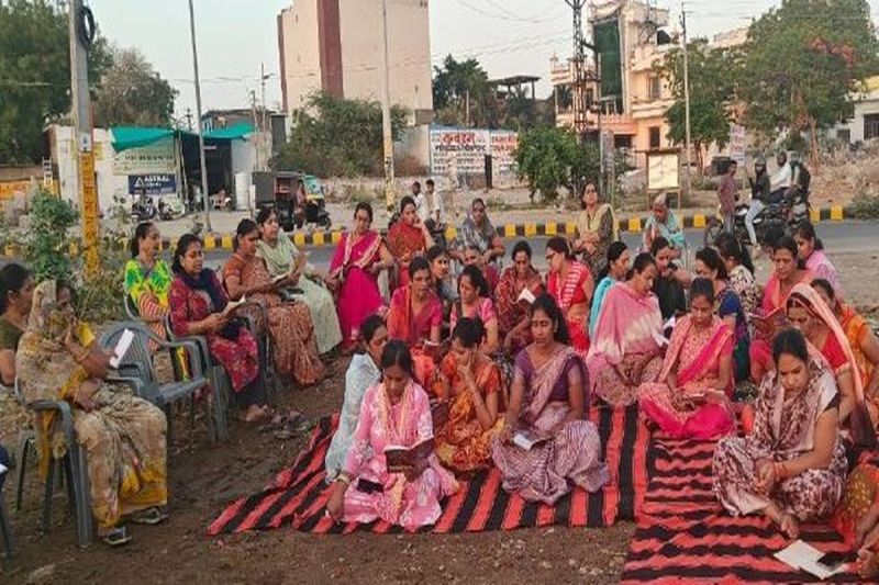 Shyam Vihar Colony, Sunderkand by women against liquor shop