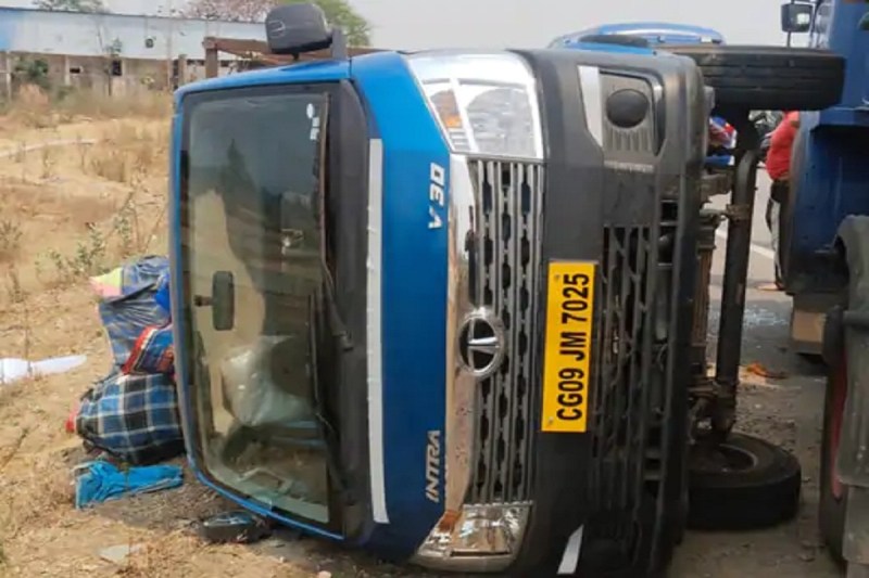 Road Accident: भीषण हादसा! गैस टैंकर की ठोकर से मालवाहक पलटा, एक ही परिवार के 4 लोग घायल, मचा हड़कंप