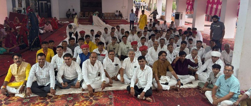 हुब्बल्ली के गोकुल रोड स्थित राजेश्वर भवन में राजेश्वर भगवान की 143 वीं जन्म जयंती के अवसर पर उपस्थित आंजणा समाज के लोग।