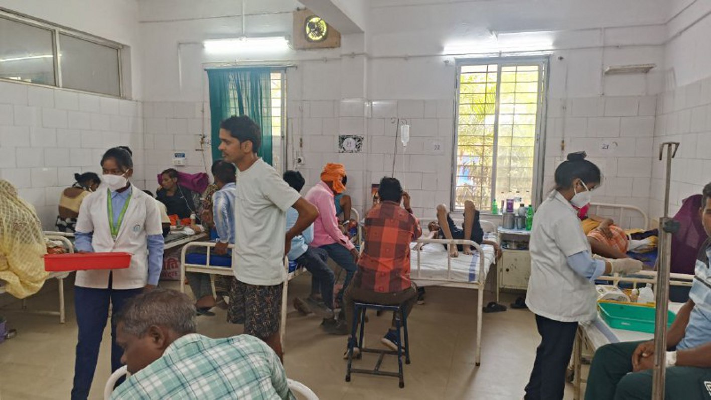 40 डिग्री तापमान, जिला चिकित्सालय में मरीजों के लिए नहीं लगे कूलर, पंखे भी बदहाल