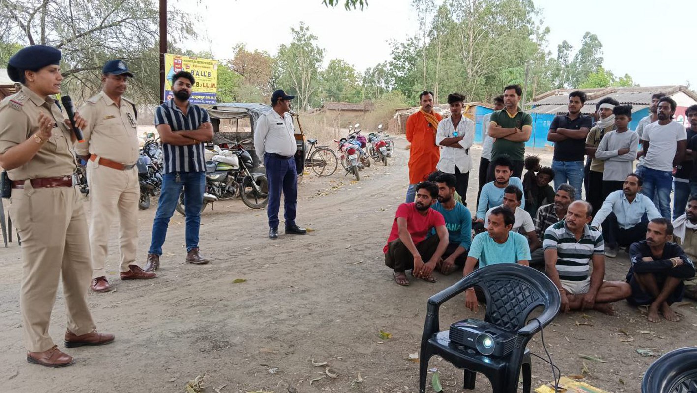 गांव-गांव में लग रही ट्रैफिक चौपाल, ग्रामीणों को पढ़ाया जा रहा यातायात नियमों का
पाठ