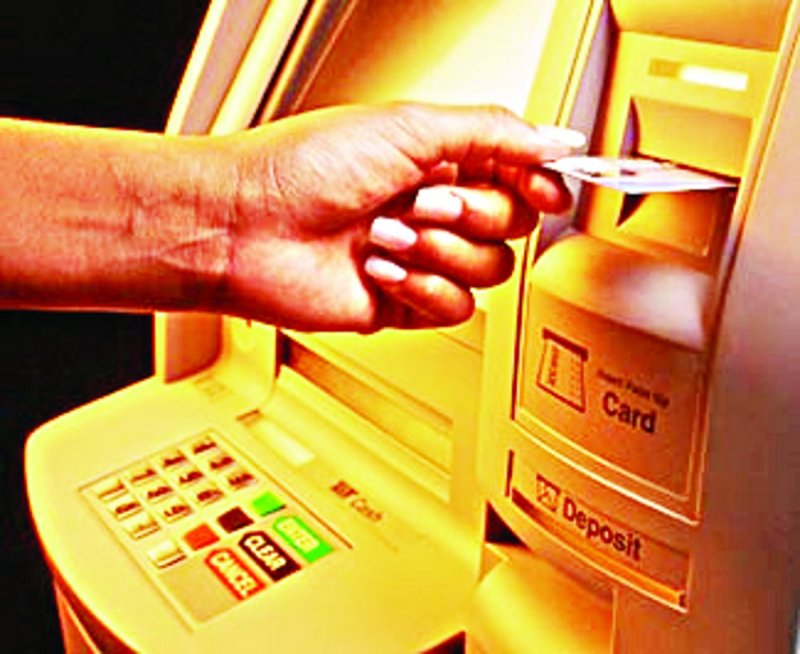 बच्चों पर रखें नजर: क्रेडिट और डेबिट कार्ड का सावधानी से करें उपयोग