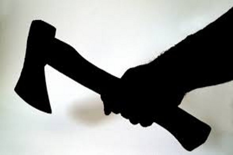 Axe attack: गहरी नींद से चाचा को जगाना भतीजे को पड़ गया महंगा, पीठ पर टांगी से किया जानलेवा हमला