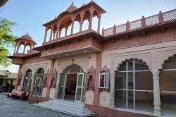 जयपुर में चार धाम के दर्शन एक ही जगह, आमेर रोड स्थित डूंगरी पर है अनोखा मंदिर - image