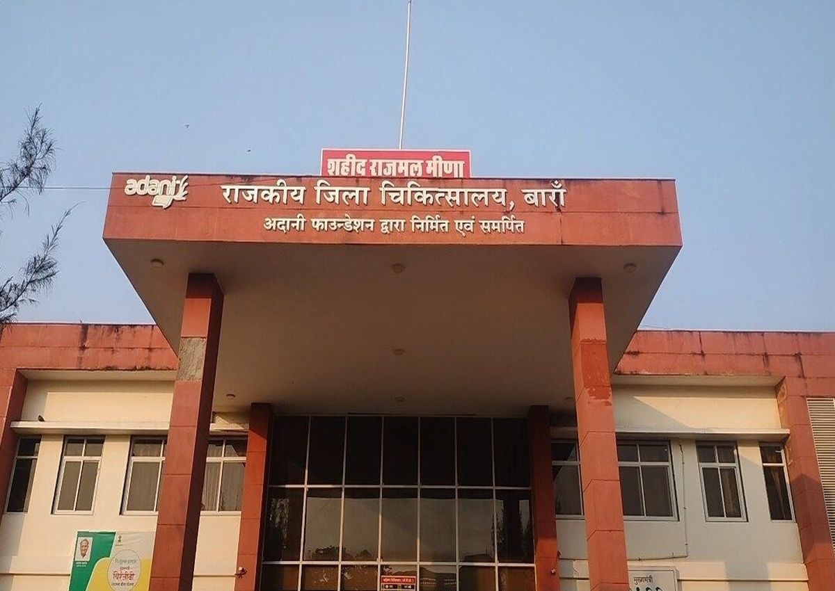 कॉलेज के छात्र-छात्राओं ने आपत्ति जताते हुए दो अप्रेल को जिला कलक्टर को ज्ञापन दिया था।